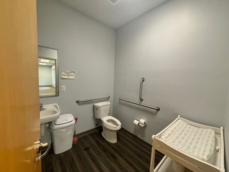 More Photos Of 3252 Ginger Creek Dr, Springfield Storefront Retail Office For Lease