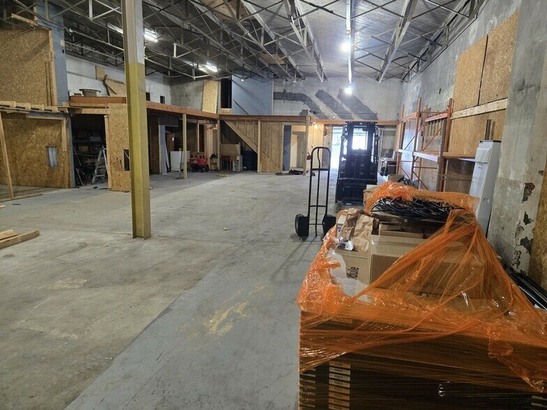 More Photos Of 20-40 E 8th St, Front Royal Flex For Sale