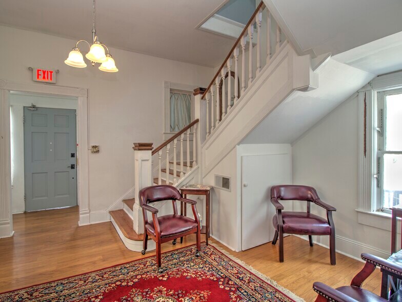 More Photos Of 944 E Silver Springs Blvd, Ocala Office For Sale