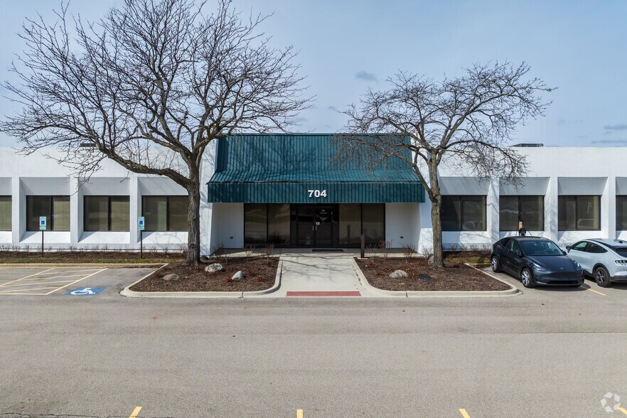 More Photos Of 700-702 N Deerpath Dr, Vernon Hills Light Distribution For Sale