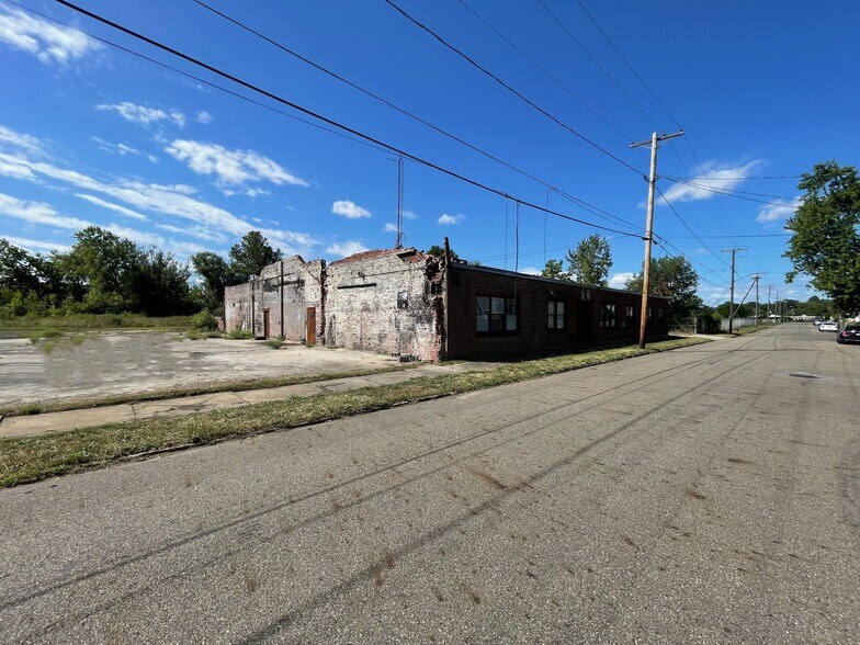 More Photos Of 2318 13th St NE, Canton Office For Sale