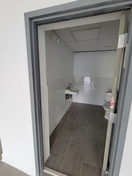 More Photos Of 2013-2023 Jammes Rd, Jacksonville Storefront For Lease