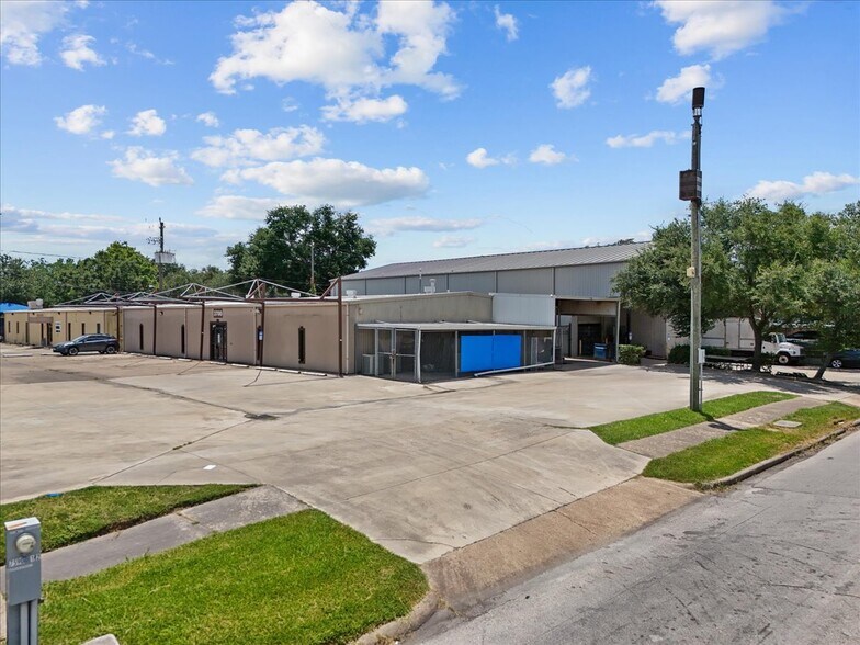 More Photos Of 3700 Reveille St, Houston Freestanding For Lease