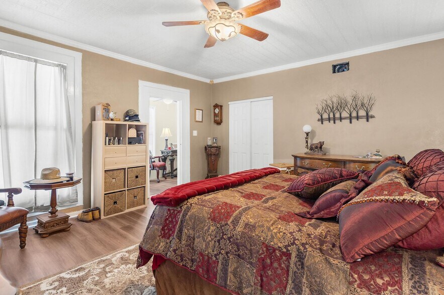 More Photos Of 1024 W Main St, Leesburg Storefront Retail Residential For Sale