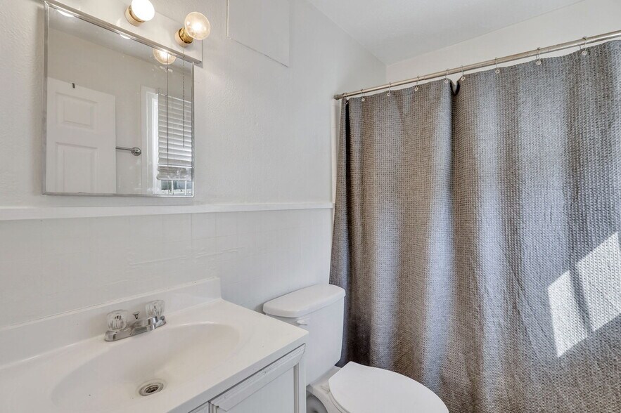 More Photos Of 2203 Skidaway Rd, Savannah Freestanding For Sale