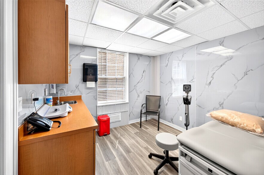 More Photos Of 155 W Merrick Rd, Freeport Medical For Lease