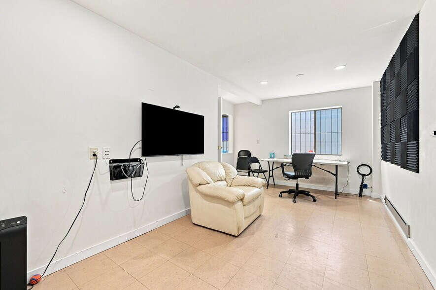 More Photos Of 2757 16th St, San Francisco Warehouse For Lease