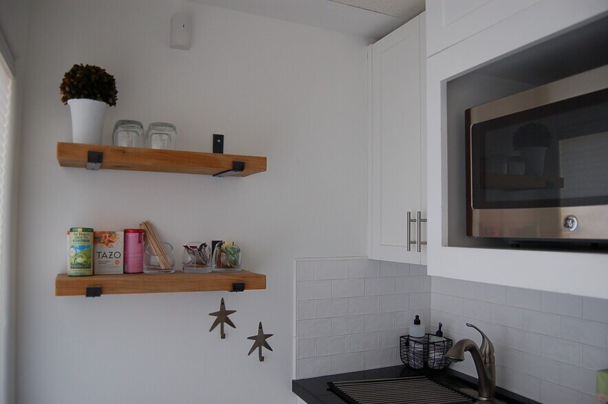 More Photos Of 23300 Ventura Blvd, Woodland Hills Loft Creative Space For Lease