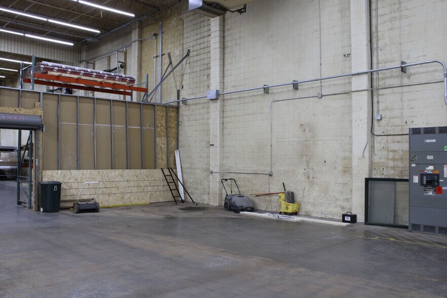 More Photos Of 1777 Oakdale Ave, West Saint Paul Manufacturing For Lease