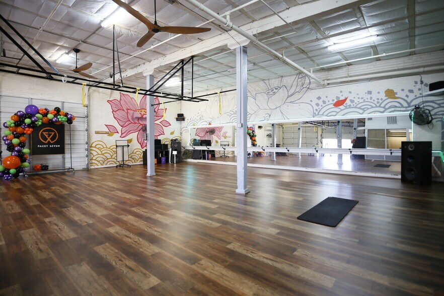 More Photos Of 611 W 22nd St, Houston Loft Creative Space For Lease