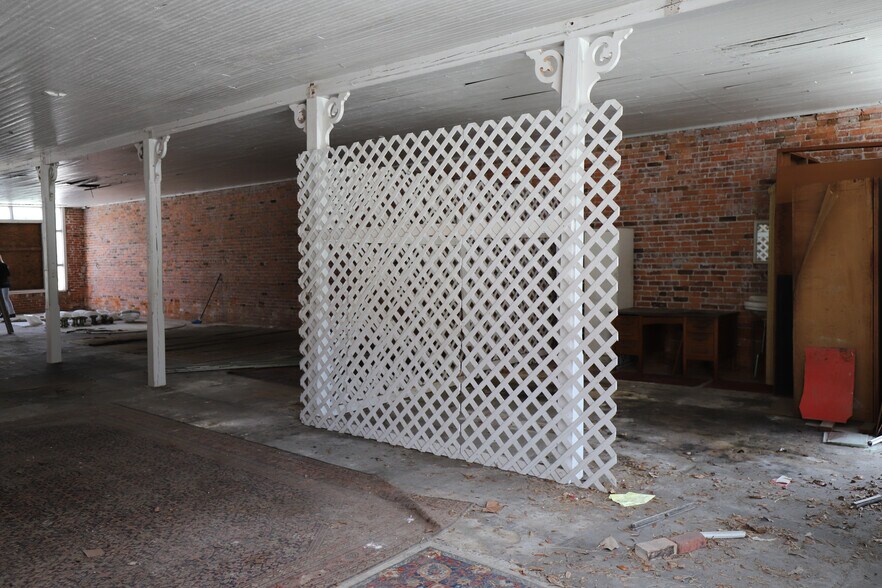 More Photos Of 14650 NE Waldo Rd, Waldo Storefront For Lease