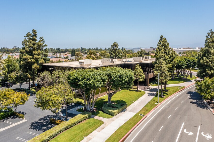 More Photos Of 950 S Coast Dr, Costa Mesa Office For Lease
