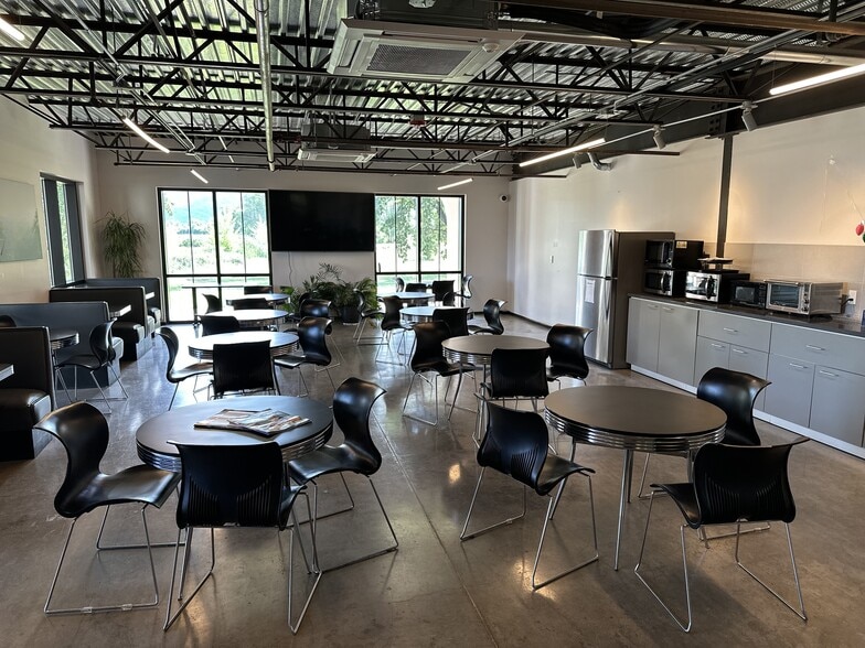 More Photos Of 1825 Airport Rd, Ukiah Airplane Hangar For Lease