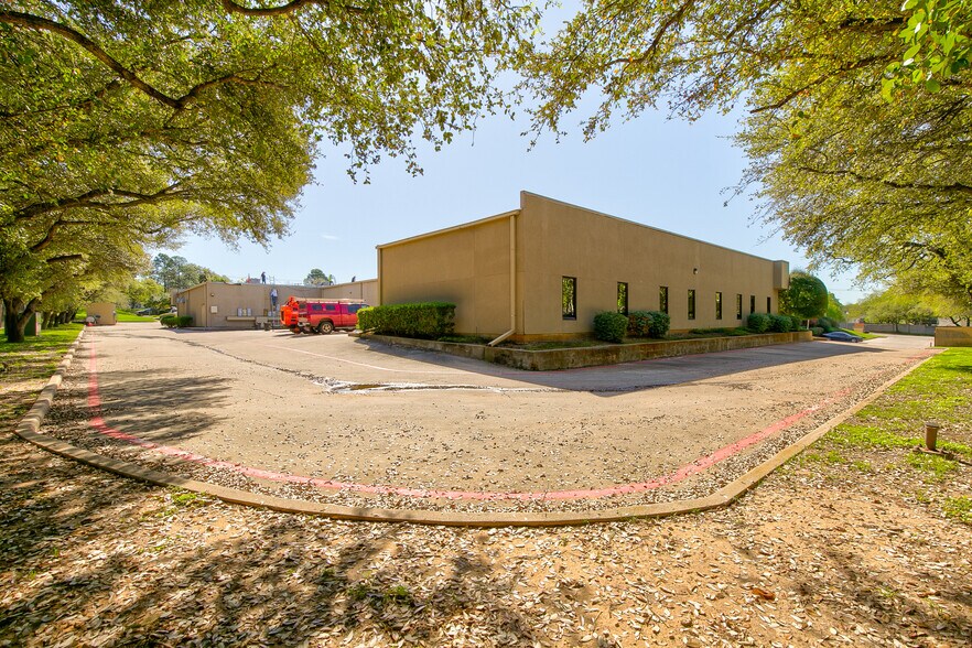 More Photos Of 807 Forest Ridge Dr, Bedford Loft Creative Space For Lease