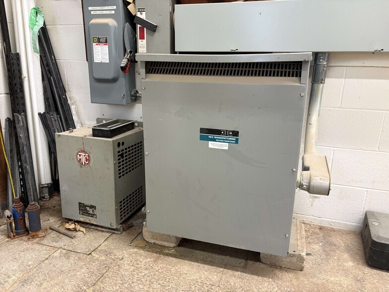 More Photos Of 90 Esna Park Dr, Markham Service For Lease