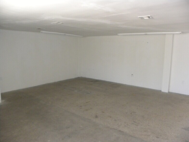 More Photos Of 1101-1119 S La Brea Ave, Los Angeles Freestanding For Lease