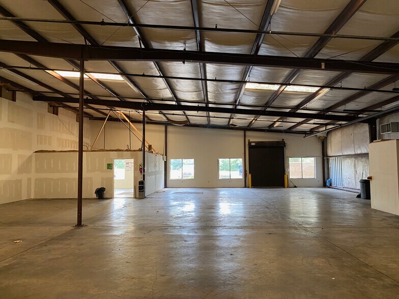 More Photos Of 1715 McCullough Blvd, Tupelo Flex For Lease