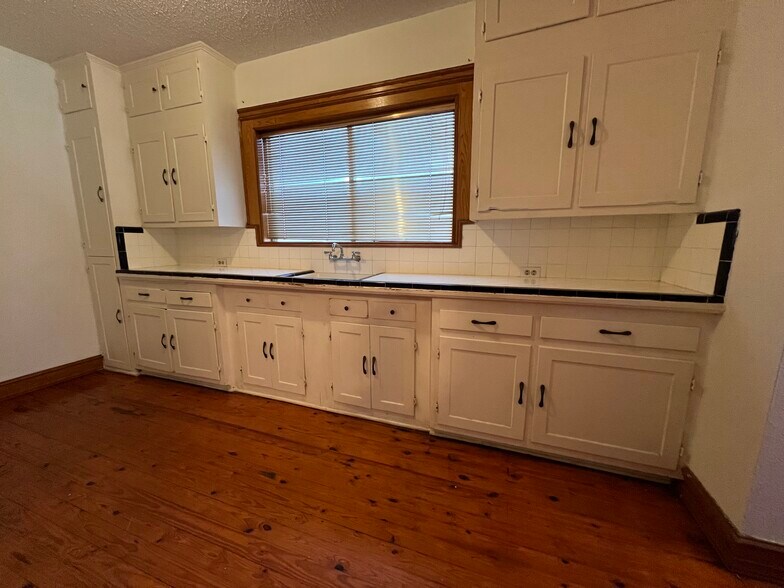 More Photos Of 1618 Pecan Blvd, McAllen General Retail For Sale