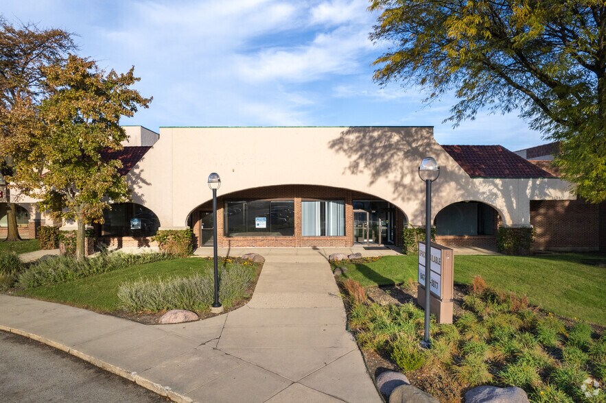 More Photos Of 405-495 Lake Cook Rd, Deerfield Storefront For Lease