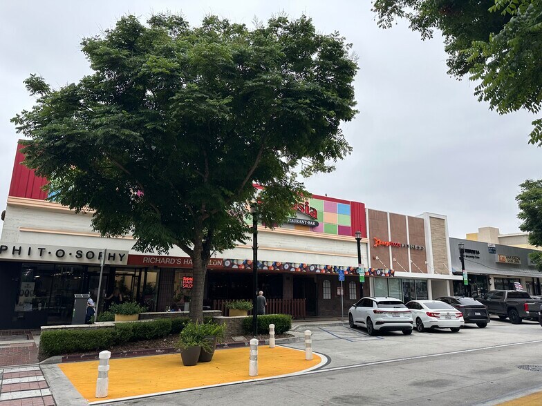 More Photos Of 139 N San Fernando Blvd, Burbank Storefront For Sale