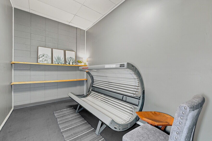 More Photos Of 20 Town Sq, Greenwood Health Club For Sale
