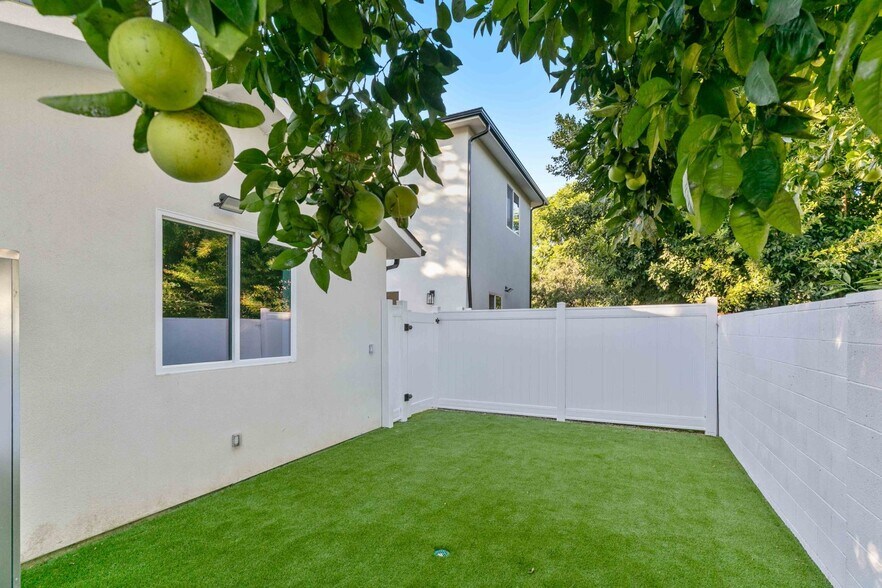 More Photos Of 6842 Cedros Ave, Van Nuys Apartments For Sale