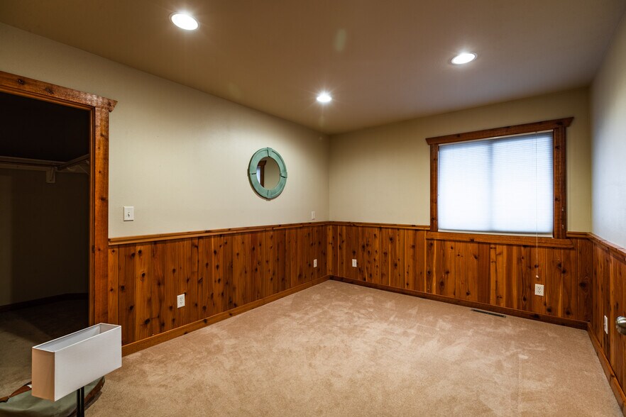 More Photos Of 1613 Chase St, La Crosse Showroom For Sale