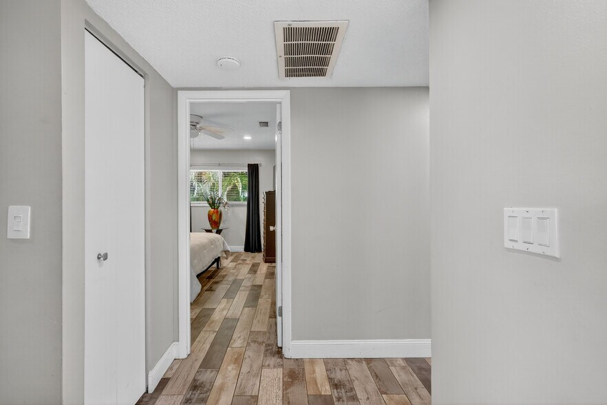 More Photos Of 1884 Southpointe Dr, Sarasota Apartments For Sale