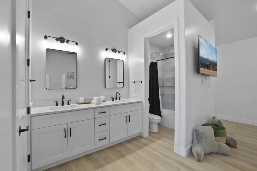 More Photos Of 4346 W Canterbury Rd, Hurricane Multifamily For Sale