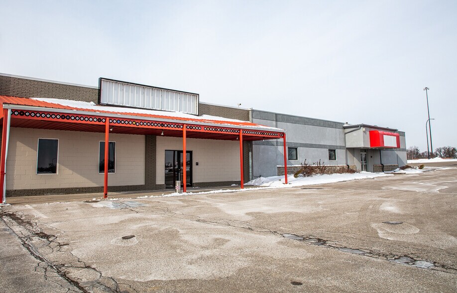 More Photos Of 3555-3563 University Ave, Waterloo Freestanding For Lease