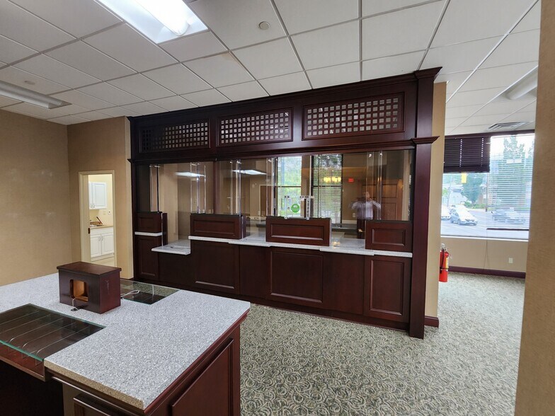 More Photos Of 210 Old Country Rd, Mineola Office For Lease