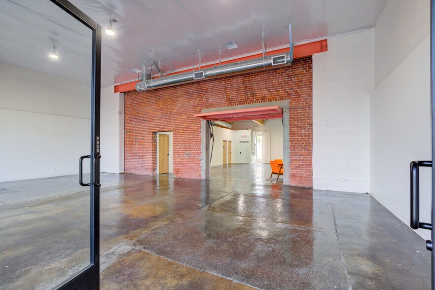 More Photos Of 2616 W Jefferson Blvd, Los Angeles Showroom For Sale