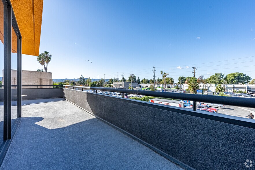 More Photos Of 6746 Valjean Ave, Van Nuys Loft Creative Space For Lease