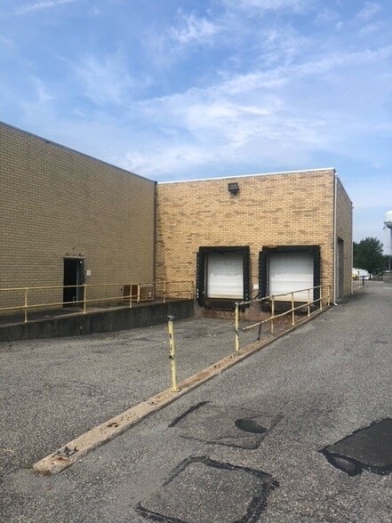 More Photos Of 445 Sills Rd, Yaphank Warehouse For Lease