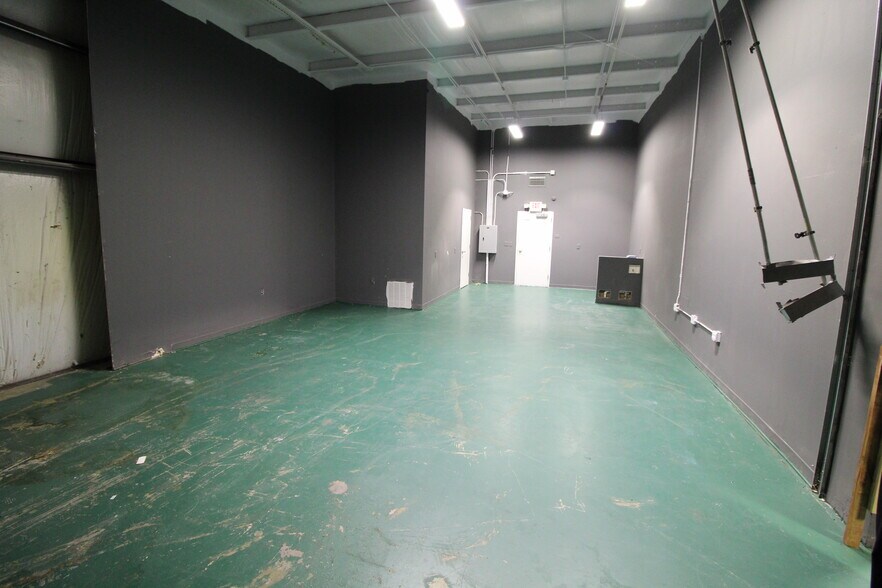 More Photos Of 7320 W 162nd St, Overland Park Showroom For Lease