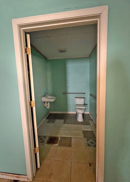 More Photos Of 3268 - 3244 River Fork Rd, Waterloo Bar For Sale