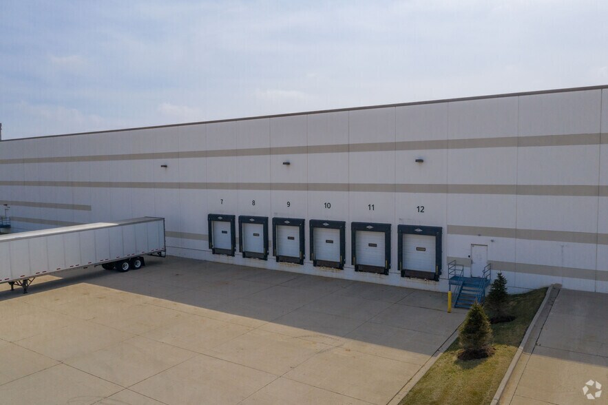 More Photos Of 5650 Centerpoint Ct, Gurnee Warehouse For Lease