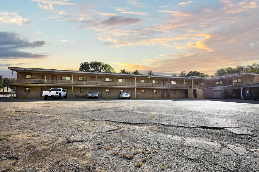 More Photos Of 16 S Country Club Rd, Decatur Hotel For Sale