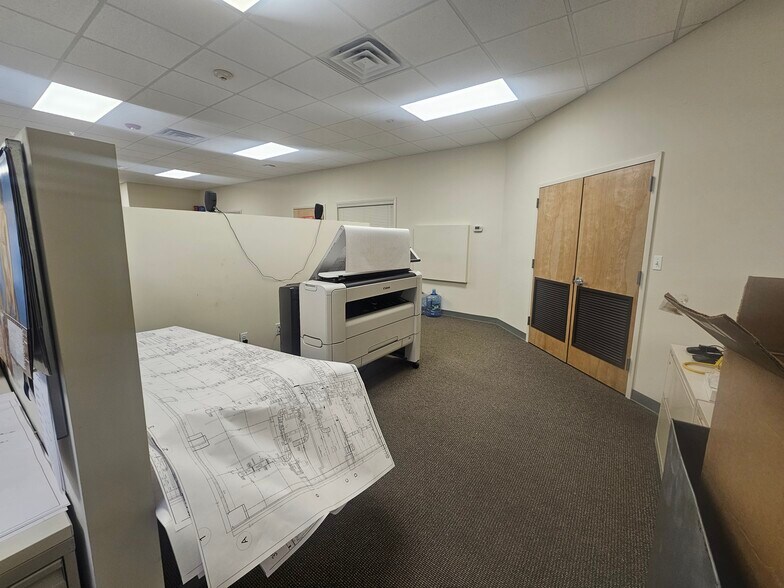 More Photos Of 125 S Wellwood Ave, Lindenhurst Office For Lease