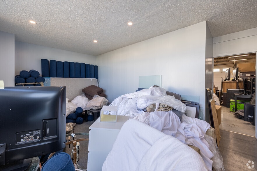 More Photos Of 1247 36th Ave NE, Calgary Warehouse For Lease