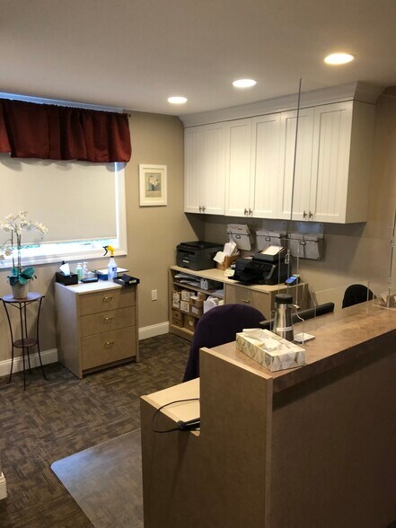 More Photos Of 270 N Sea Rd, Southampton Office For Lease