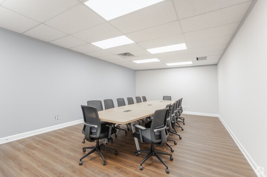 More Photos Of 700 Dorval Dr, Oakville Unknown For Lease