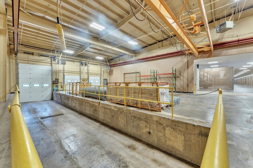 More Photos Of 2150 Garden of the Gods Rd, Colorado Springs Showroom For Lease