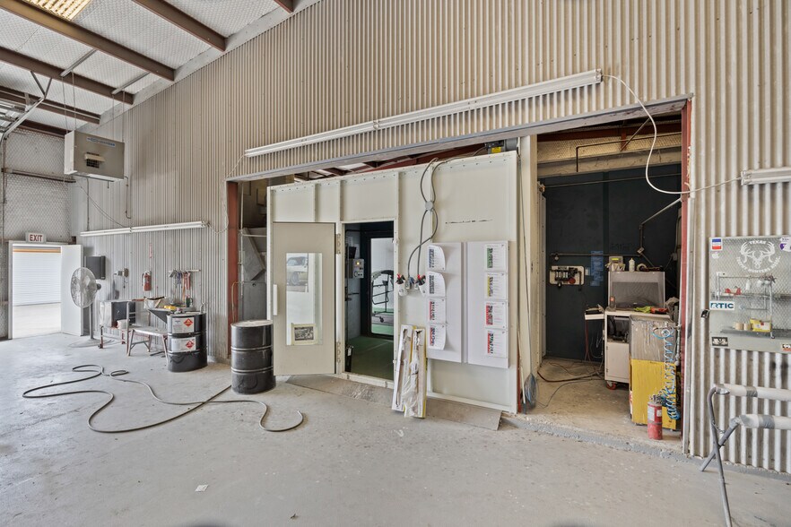 More Photos Of 955 W Kingsbury St, Seguin Auto Repair For Sale