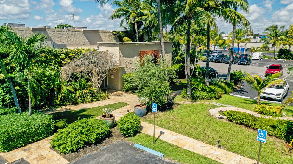 More Photos Of 4351 NE 12th Ter, Oakland Park Restaurant For Lease