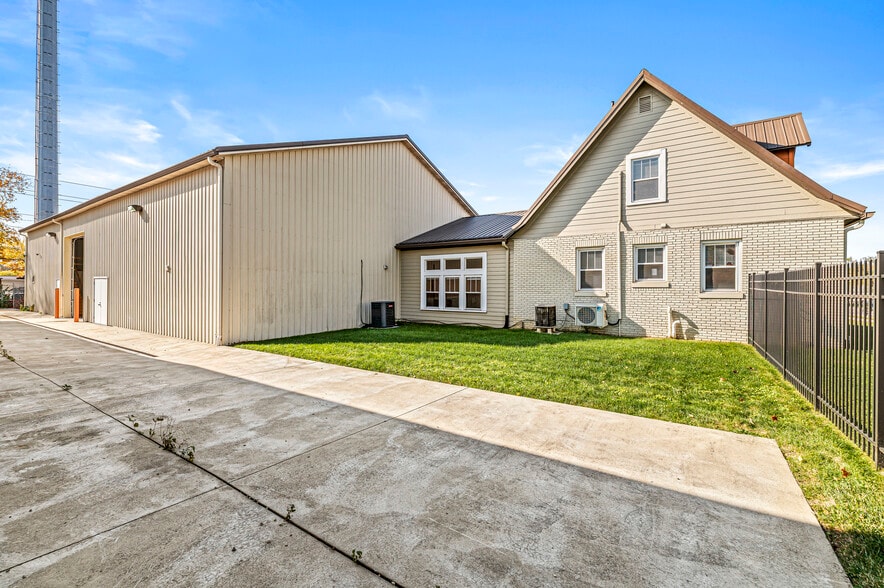 More Photos Of 2601 E 56th St, Indianapolis Light Distribution For Sale