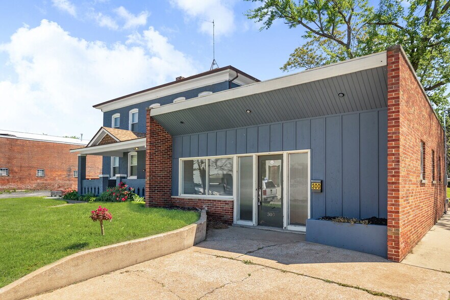More Photos Of 302 N High St, Belleville Freestanding For Sale