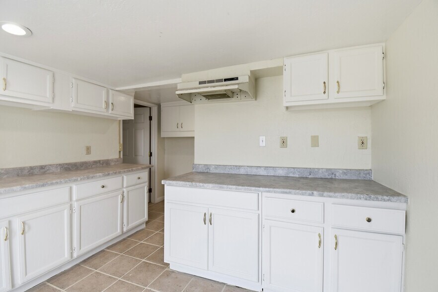 More Photos Of 2809-2815 Macdonald Ave, Richmond Office For Sale