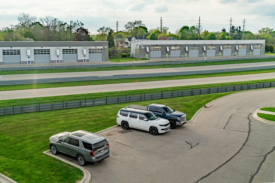 More Photos Of 154 W Speed Way, Pontiac Parking Garage For Sale