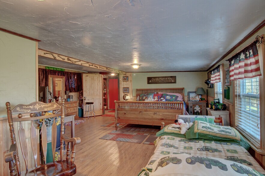 More Photos Of 617 W Main St, Whitesboro Garden Center For Sale